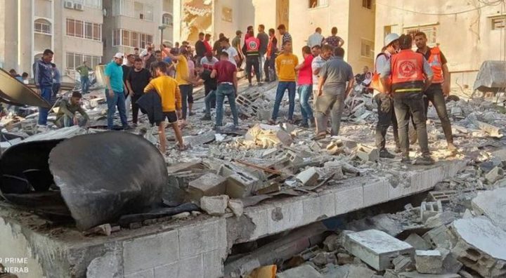 انتشال جثامين شهداء من تحت الأنقاض في حي الشجاعية