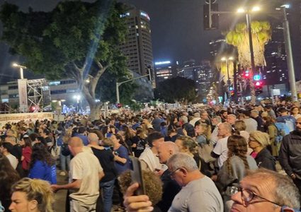 عشرات آلاف الإسرائيليين يتظاهرون في القدس وتل أبيب