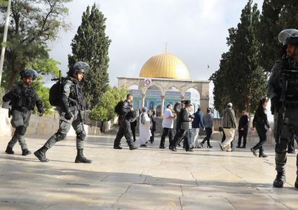 قوات الاحتلال تمنع عشرات المصلين من دخول المسجد الأقصى