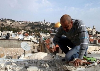 الاحتلال يجبر مقدسيا على هدم منزله في جبر المكبر بالقدس
