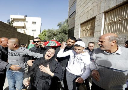 البيرة: جماهير غفيرة تشيع جثمان الشهيد محمد صالح