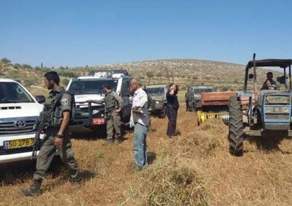 مستوطنون يستولون على جرار زراعي ويمنعون المواطنين من الوصول لأراضيهم في يطا