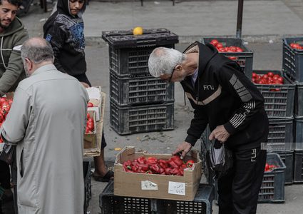بالصور: المواطنون في مخيم النصيرات يسعون لتأمين احتياجاتهم تزامناً مع التهدئة