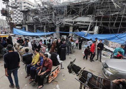 بالصور: المواطنون في مخيم النصيرات يسعون لتأمين احتياجاتهم تزامناً مع التهدئة