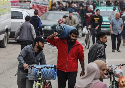 بالصور: المواطنون في مخيم النصيرات يسعون لتأمين احتياجاتهم تزامناً مع التهدئة