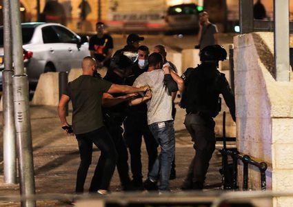 الاحتلال يعتقل مواطنا من عناتا ويقتحم منازل عدد من عائلات المعتقلين المقدسيين