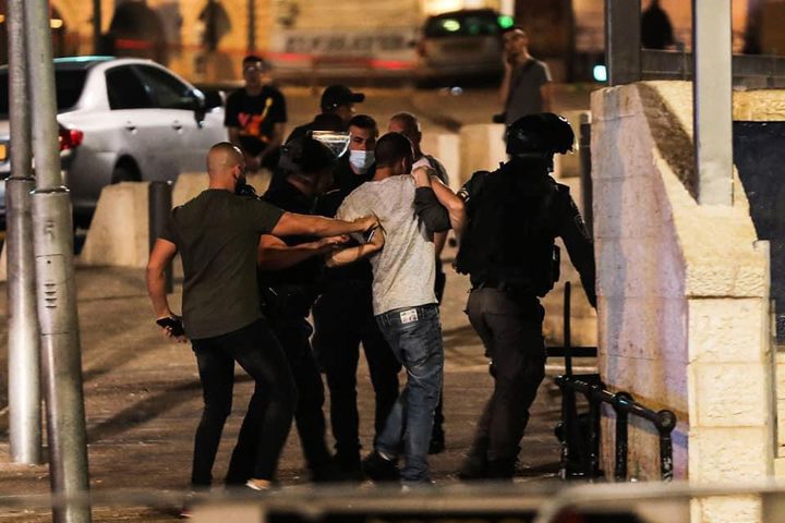 الاحتلال يعتقل مواطنا من عناتا ويقتحم منازل عدد من عائلات المعتقلين المقدسيين