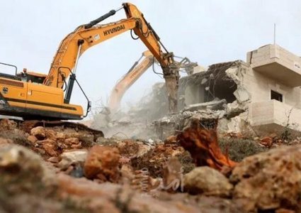 الاحتلال يجبر مقدسيا على هدم بنايته المكونة من أربع شقق في جبل المكبر