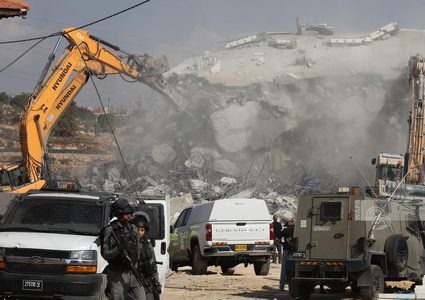 الاحتلال يهدم منزلين ويجرف أراضي ويقتلع أشجارا في بيرين جنوب شرق الخليل