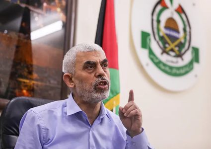 السنوار متحدثاً بالعبرية لمحتجزين إسرائيليين: أنتم في المكان الأكثر أماناً