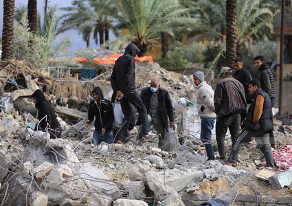 بالصور: المواطنون يواصلون عمليات البحث عن ضحايا العدوان من تحت الركام