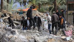 بالصور: المواطنون يواصلون عمليات البحث عن ضحايا العدوان من تحت الركام