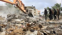 بالصور: المواطنون يواصلون عمليات البحث عن ضحايا العدوان من تحت الركام