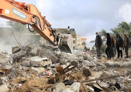 بالصور: المواطنون يواصلون عمليات البحث عن ضحايا العدوان من تحت الركام