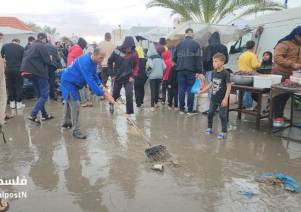 بالصور: أوضاع مأساوية يعيشها المواطنون في خيام النازحين في ظل المنخفض الجوي