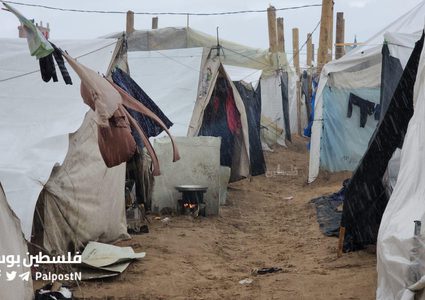 بالصور: أوضاع مأساوية يعيشها المواطنون في خيام النازحين في ظل المنخفض الجوي