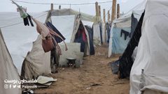 بالصور: أوضاع مأساوية يعيشها المواطنون في خيام النازحين في ظل المنخفض الجوي