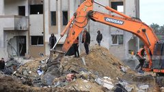 بالصور: المواطنون يواصلون عمليات البحث عن ضحايا العدوان من تحت الركام