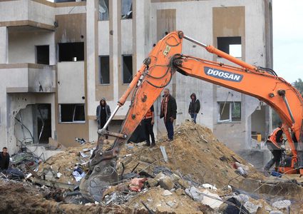 بالصور: المواطنون يواصلون عمليات البحث عن ضحايا العدوان من تحت الركام