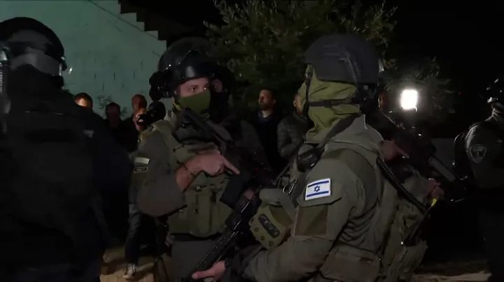 شرطة الاحتلال تقتحم منازل عائلات معتقلين مقدسيين