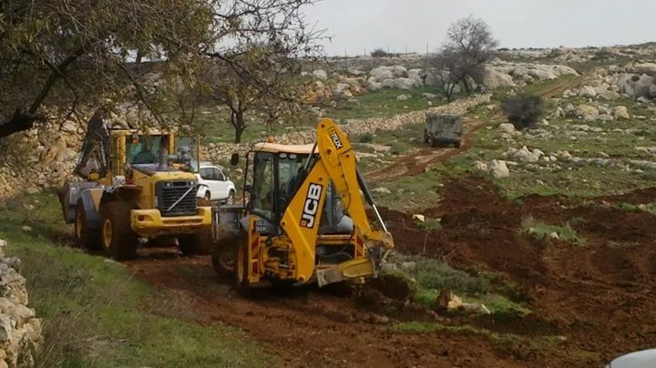 مستوطنون يشقون طريقاً استيطانياً جنوب نابلس