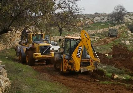 مستوطنون يشقون طريقاً استيطانياً جنوب نابلس