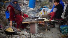 بالصور: عائلات تعيش فوق أنقاض منازلها في المناطق الشرقية لخانيونس