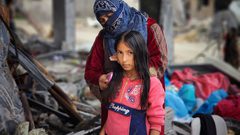 بالصور: عائلات تعيش فوق أنقاض منازلها في المناطق الشرقية لخانيونس