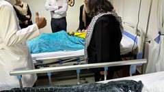 بالصور: وزيرة الصحة تتفقد الأطفال الجرحى من غزة في مستشفى العريش