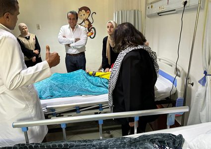 بالصور: وزيرة الصحة تتفقد الأطفال الجرحى من غزة في مستشفى العريش