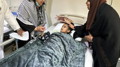 بالصور: وزيرة الصحة تتفقد الأطفال الجرحى من غزة في مستشفى العريش