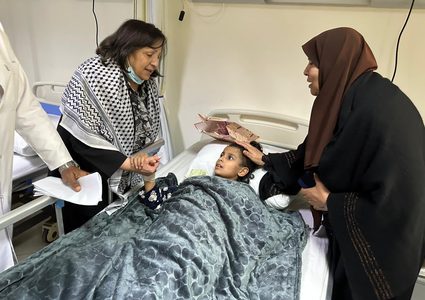 بالصور: وزيرة الصحة تتفقد الأطفال الجرحى من غزة في مستشفى العريش
