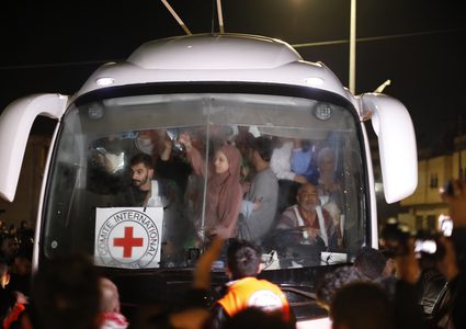 الاحتلال يفرج عن 30 معتقلا بينهم 15 إمرأة و15 طفلا