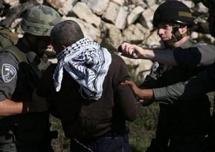 الاحتلال يعتقل شابين ويحتجز ثالث قرب رام الله