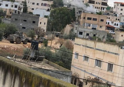 الاحتلال يحاصر منزلا ويقصفه في طوباس