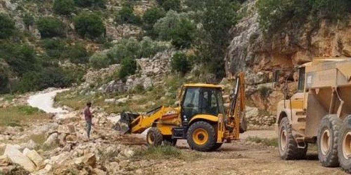 الاحتلال يستولي على جرافة بلدية بيت أمر ويعتدي على سائقها