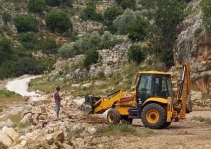 الاحتلال يستولي على جرافة بلدية بيت أمر ويعتدي على سائقها