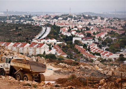 مستوطنون يشقون طريقا استيطانيا غرب سلفيت