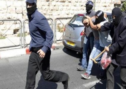 مستوطنون يقتحمون أريحا ويختطفون شابا