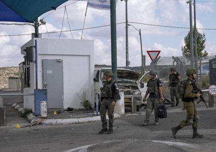 الاحتلال يصيب شاباً بزعم تنفيذ عملية دهس بالاغوار