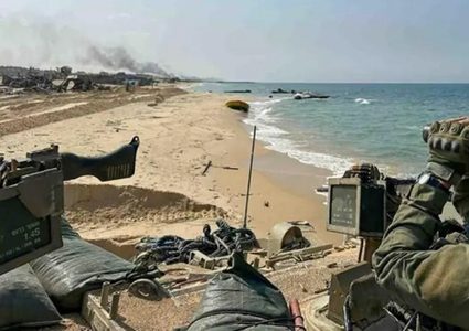 زوارق حربية إسرائيلية تخرق الهدنة وتقصف ساحل خانيونس