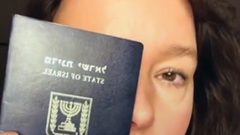 فنانة إسرائيلية تتخلى عن جنسيتها احتجاجا على حرب غزة