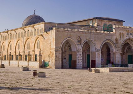 مستوطن مسلح بسكين يحاول اقتحام المسجد الأقصى