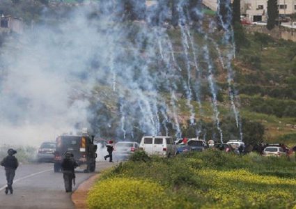 إصابتان بالرصاص الحي وحالات اختناق إثر قمع الاحتلال مسيرة كفر قدوم