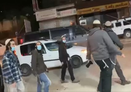 مستوطنون يهاجمون ممتلكات ومركبات المواطنين غرب سلفيت