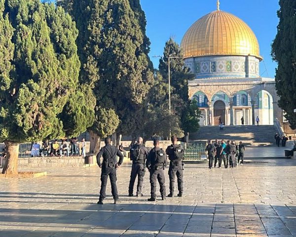 اجراءات الاحتلال العسكرية تمنع المصلين من الوصول للمسجد الأقصى