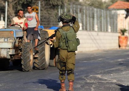 الاحتلال يعتقل مواطنين ويستولي على جرار زراعي في الخليل