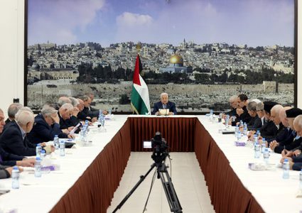 الرئيس في اجتماع القيادة: لن نركع ولن نستسلم للأمر الواقع ولن نسمح بتكرار النكبة