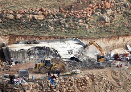 مستوطنون يجرفون أراض في بيت دجن شرق نابلس