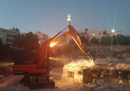 الاحتلال يجبر مقدسيا على هدم منزله في صور باهر